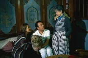 Professor Brinkmann (Klausjürgen Wussow), Käti (Karin Hardt) und Christa (Gaby Dohm) sind glücklich, dass diese aufregende Nacht ein gutes Ende genommen hat.