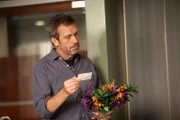 House nimmt Blumen in Empfang, die eigentlich für Chase geliefert wurden.
