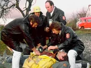 Für Klinger (Christian May, liegend) kommt jede Hilfe zu spät; rechts knieend Dr. Brandenberg (Joachim Bliese).