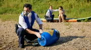 Kommissar Moritz Krätschmer (Ferdi Özten, v.) bringt das Plastikfass mit Problemmüll an Land und dichtet es notdürftig mit Klebeband ab.