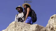 Ein Mann und eine Frau stehen auf einem Felsen