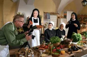 Klaus Stolpe macht Werbefotos für die Himmlischen Häppchen von Schwester Agnes.