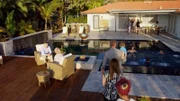 Die Familie vergnügt sich in einem fertigen Pool.