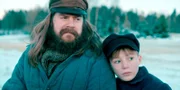 Luka (Lukas Langmyr Mabin) (r.) mit Papa Hugo (John Emil Jørgensrud) (l.)