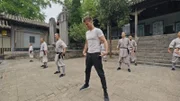 Ash Dykes trainiert mit einem Shaolin-Mönch im Shaolin-Tempel in Dengfeng City