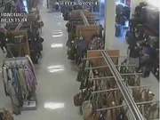 Aufnahmen der Überwachungskamera: Tong Shao und Li Xiangnan betreten den Convenience Store.