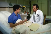 Prof. Brinkmann (Klausjürgen Wussow) muss Bodo Buderius (Martin Halm) eine folgenschwere Mitteilung machen.