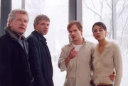 Treffen auf den erfolgreichen und jungen Oliver Hufland (Wanja Mues, 2. von rechts) und seine hübsche Freundin Katja Weiss (Edita Malovcic): die Kommissare Ivo Batic (Miroslav Nemec, links) und Franz Leitmayr (Udo Wachtveitl).