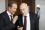 Schoener (Thorsten Feller, r.) bekommt mit, wie Berger (Jochen Horst, l.) Tender (Jochen Kolenda) wegen seiner Tochter Bärbel ausfragt.
