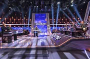 Moderator Jörg Pilawa mit den Kandidaten des Teams "Hessen": Michael Kessler und Bodo Bach, beide Komiker. Sowie dem Rateteam Marie-Lousie Finck, Eckard Freise, Thorsten Zirkel.