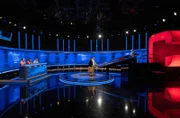 Moderator Alexander Bommes mit den Kandidat:innen: Heiko Schäfer, Jasmina Cavkunovic, Pierre Schober und Franziska Rohloff, sowie dem Jäger Klaus Otto Nagorsnik.