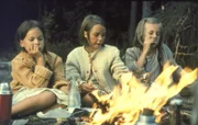 Lisa (Linda Bergström, l.), Inga (Anna Sahlin, M.) und Britta (Ellen Demerus, r.) beim Essen am Lagerfeuer.