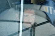 Cyrus Lupo (Jeremy Sisto) untersucht mit seinen Kollegen den Tatort auf Spuren.