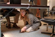 Als Lisa in Richards Büro spioniert, wird sie von ihm überrascht - ihr gelingt die "Flucht" unter den Schreibtisch ...