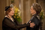 Alt geworden oder gar nicht verändert? Mrs. Martha Levinson (Shirley MacLaine, l.) trifft auf Lady Violet Crawley (Maggie Smith) - USA auf England, Geldadel auf alten Landadel, volles Portemonnaie auf leeres.