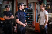 Melanie (Sanna Englund) und Mattes (Matthias Schloo, M.) fragen Dirk Böker (Mathis Landwehr, r.) nach dem Mädchen, das angeblich das Baby seines Kollegen entführt haben soll.
