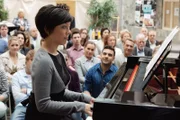 Suji (Mine Voß) leidet unter Lampenfieber und sieht dem Benefizkonzert mit gemischten Gefühlen entgegen. Dank Easy bekommt Suji aber ihre Nervosität in den Griff. Kaum auf der Bühne, ist sie die Ruhe selbst und verzaubert alle mit ihrer Musik.