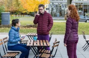 Sofia (Olivia Papoli-Barawati, l.), Olli (Arne Kertész, M.) und Tamar (Linda Kummer, r.) nutzen die Pause an der Frischen Luft.