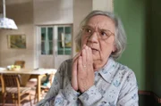 Die alte Eva Schleiermacher (Dorothea Walda) wohnt am längsten in dem Haus. Das Skelett wurde in ihrem Keller gefunden.