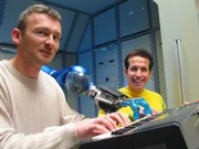 Willi Weitzel und Prof. Max Fischer mit einem Industrieroboter. Diese Roboterhand soll eines Tages Astronauten im Weltall helfen.