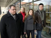 MDR Fernsehen IN ALLER FREUNDSCHAFT FOLGE 563, "Blinder Eifer". Hans-Peter Brenner (Michael Trischan, li.) absolviert sein klinisches Praktikum in Kaminskis Praxis. Als er vor Arbeitsbeginn in der Sachsenklinik auf Schwester Arzu (Arzu Bazman, 2.v.re.) und Dr. Philipp Brentano (Thomas Koch, re.) trifft, muss er seinem Ärger erst einmal Luft machen.