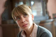 Heike Neumann (Catherine Bode) kann sich nicht erklären, wie ihr Mann in die Scheune der Lüders gekommen ist.