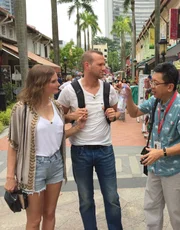 Das Passagierpaar Caro und Mopie bei ihrer Tour durch Singapur mit Guide Richard.