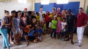 Die Bandmitglieder von Feuerherz und Crew der MS Artania überreichen Spenden im Kinderheim in Guayaquil, Ecuador.