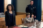 Anwältin Roxana Fox (Rhea Perlman) vertritt den 14-jährigen Jack (Alexander Gould, M.), der angeblich mehrere Schüler vergewaltigt haben soll.