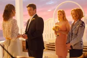Geben sich im Beisein von Alexis (Molly C. Quinn, 2.v.r.) und Martha (Susan Sullivan, r.) das Ja-Wort: Castle (Nathan Fillion, 2.v.l.) und Beckett (Stana Katic, l.) ...