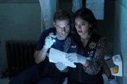 Josh Folsom (Matt Lauria, l.) und Allie Rajan (Mandeep Dhillon, r.)