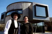Das Zimmerer-Ehepaar Petra und Christopher Rinn vor einem Drehhaus - ein Haus, das die Kraft der Natur nutzt und sich selbst mit Strom versorgt.