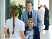 Marc Neumann (Matthias Faust) begleitet seine hochschwangere Frau Sonja (Nina Bott, re.) mit Kreislaufproblemen in die Sachsenklinik. Dort werden sie von Schwester Arzu (Arzu Bazman, li.) in Empfang genommen, die gleich den Gynäkologen Dr. Niklas Ahrend informiert. Sonja und Marc sind selbständig und haben die bevorstehende Elternschaft präzise in ihren Karriereplan eingetaktet. Bis jetzt lief auch alles, wie am Schnürchen.