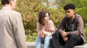 Markus Gellert (Herbert Knaup) spricht mit Kyano Hamatar (Esmael Agostinho), der sich mit Carolin Arnold (Sophie Paasch) angefreundet hat.
