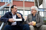 Dr. Konrad Schleicher erklärt Jäger, was er über den Schädel herausgefunden hat.