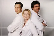 Auch in der zweiten Staffel von "Doctor's Diary" kämpft sich Dr. Gretchen Haase (Diana Amft) wieder durch den spannenden Klinikalltag und rettet fleißig Leben. Gegen Liebeskummer hat sie allerdings noch kein Medikament gefunden. Denn immer noch muss sie sich zwischen dem großschnäuzigen Macho-Oberarzt Dr. Meier (Florian David Fitz, li.) und dem charmanten Gynäkologen Dr. Kaan (Kai Schumann) entscheiden.