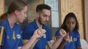 Rosa, Trainer Fran und Raissa feuern sich an.