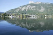Unter dieser Wasseroberfläche verbirgt sich ein Unterwasserwald. Dreharbeiten für ServusTVs "P.M. Wissen Episode 167" am 11.10.23 am Altausseer See