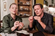 Vera (Sybille Waury) und Ludwig (Martin Wenzl) betrachten die gefundenen Ringe.