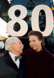 Lange wusste Charlotte (Ursula Karusseit) nicht, was sie ihrem Mann Friedrich (Fred Delmare) zum Geburtstag schenken soll. Doch dann fiel ihr ein, wie man ein Eisenbahnherz höher schlagen lässt...