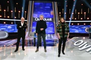 Moderator Jörg Pilawa (M.) mit den Kandidat:innen des Teams "Drehbuch": Dem Schauspieler Christoph M. Ohrt (l.) und der Schauspielerin Rebecca Immanuel (r.).