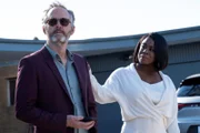 John Benjamin Hickey als Colin, Uzo Aduba als Dr. Brooke Taylor.