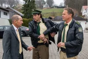 Klinkchef Weiss (Michael Lesch) ist von der Anwesenheit von den Polizisten Hubert (Christian Tramitz) und Staller (Helmfried von Lüttichau) nicht begeistert.
