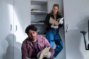 Luiz Vieira dos Santos (Thiago Braga de Oliveira) und Lena Testorp (Anna von Haebler) durchsuchen Unterlagen in Lisa Ulrichs Büro.
