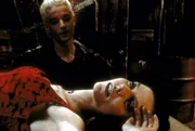 Drusilla (Juliet Landau) und Spike (James Marsters, hinten) hecken Pläne aus, wie sie Macht über die ganze Welt erlangen können.