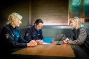 Melanie (Sanna Englund) und Mattes (Matthias Schloo) befragen Undine Grothmann (Antje Widdra), eine frühere Freundin der flüchtigen Sandra Beyer.