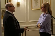 Jim Fox (Enrico Colantoni, l.); Elizabeth McCord (Téa Leoni, r.)