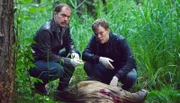 Hans Meirich (Godehard Giese) und Andi Bruckner (Sebastian Hülk) helfen bei der Suche nach Nadines Entführer.