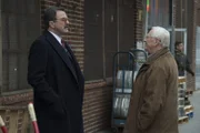 Sein halbes Leben lang versuchte Henry (Len Cariou, r.), den Mörder seines Kollegen hinter Gitter zu bringen, vergeblich. Gelingt dies jetzt endlich seinem Sohn?