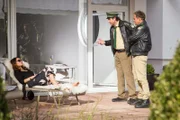 Staller (Helmfried von Lüttichau, m.) und Hubert (Christian Tramitz) versuchen, über die Gedankenleserin Carola Schnoor (Sarah Maria Besgen) an mehr Informationen zu kommen.